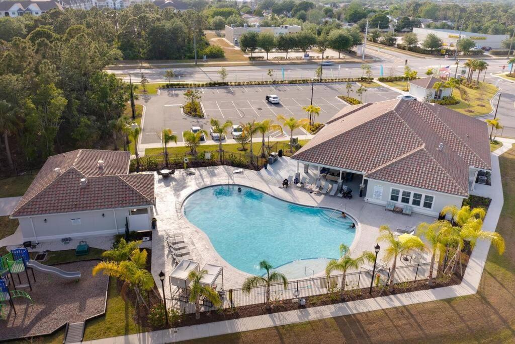 Elegant 2 Bed/2 Bath In Fl Apartment *