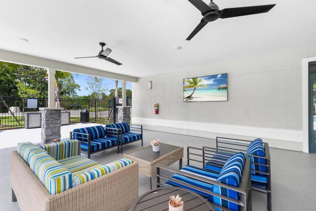 Apartment Elegant 2 Bed/2 Bath In Fl *