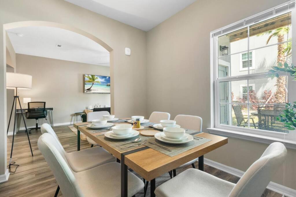 Elegant 2 Bed/2 Bath In Fl Apartment *