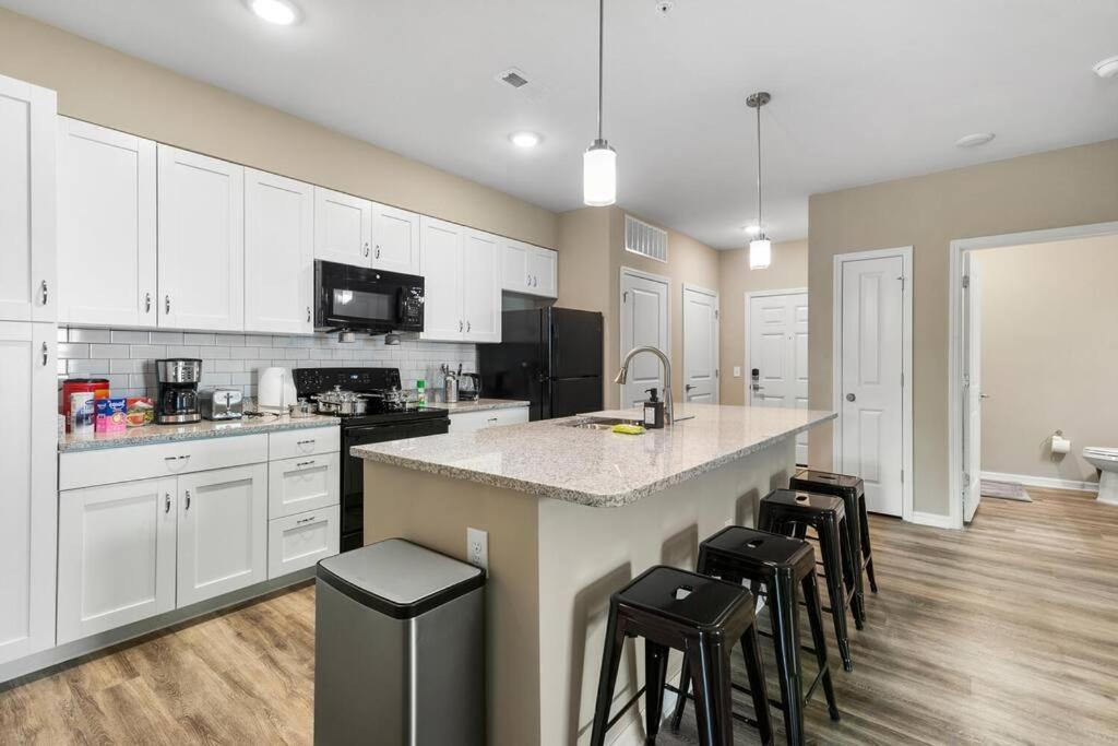 Apartment Elegant 2 Bed/2 Bath In Fl