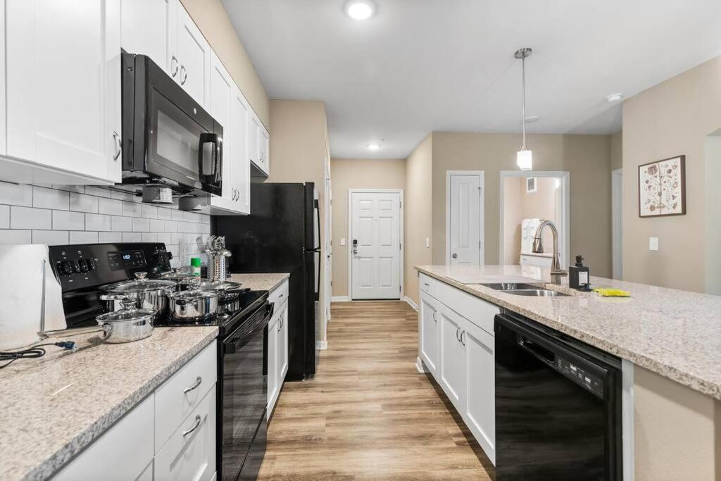 Apartment Elegant 2 Bed/2 Bath In Fl