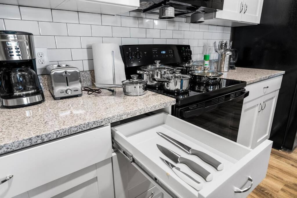 Apartment Elegant 2 Bed/2 Bath In Fl *