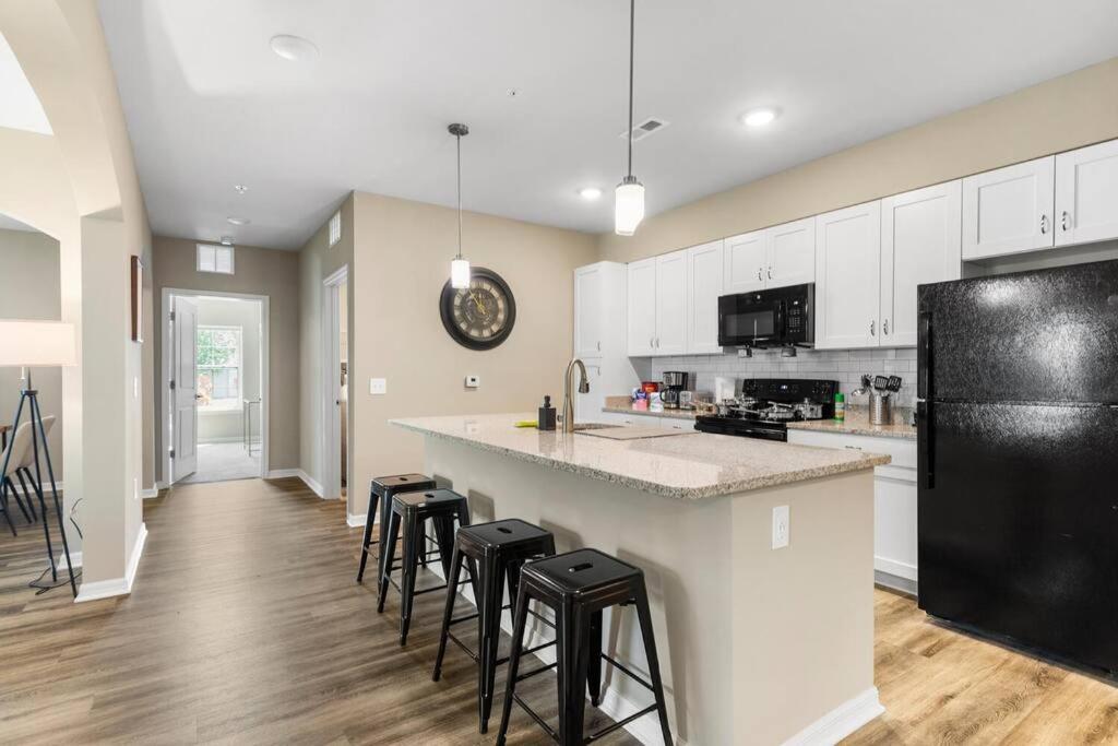 Elegant 2 Bed/2 Bath In Fl Apartment *
