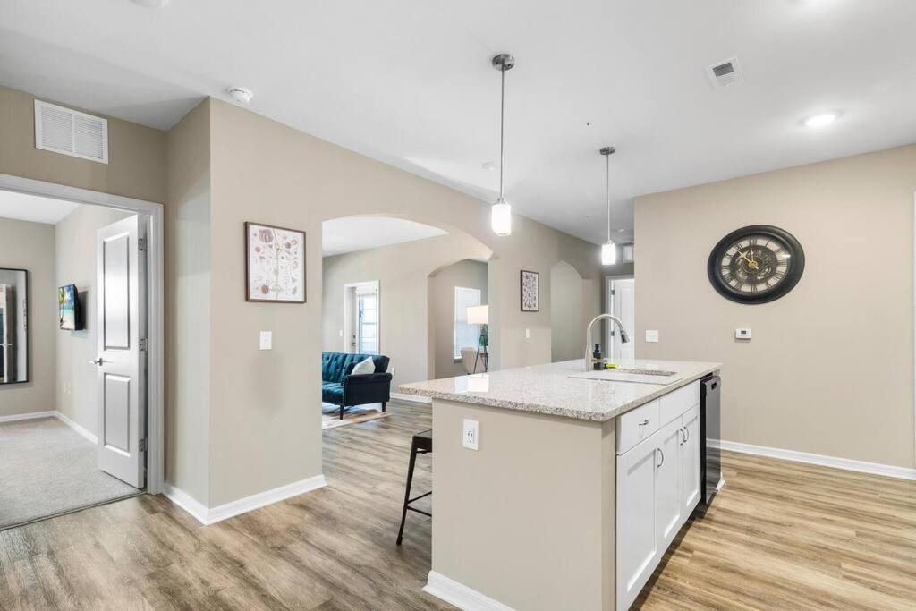 Elegant 2 Bed/2 Bath In Fl Apartment *