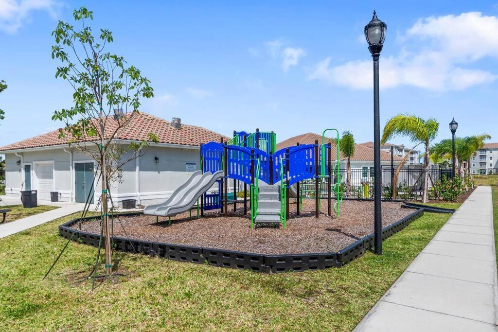 Elegant 2 Bed/2 Bath In Fl Apartment *